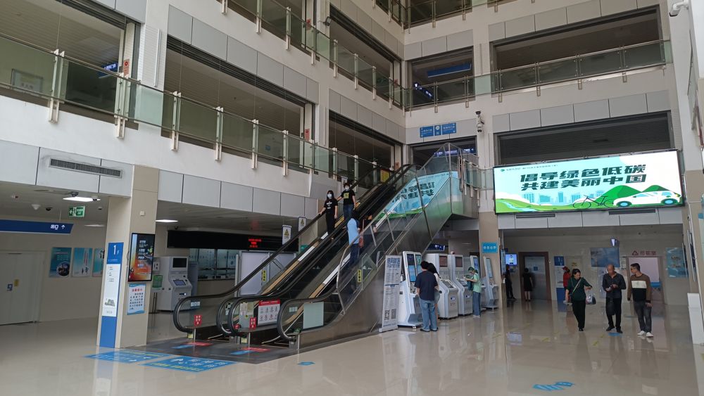 The outpatient hall of a hospital in China, with signs in Chinese